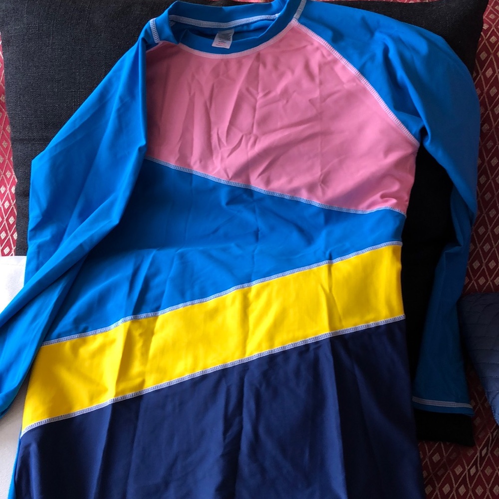 NWOT XXL rash guard